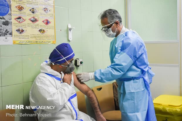 واکسیناسیون کادر درمان علیه بیماری کرونا در ایران